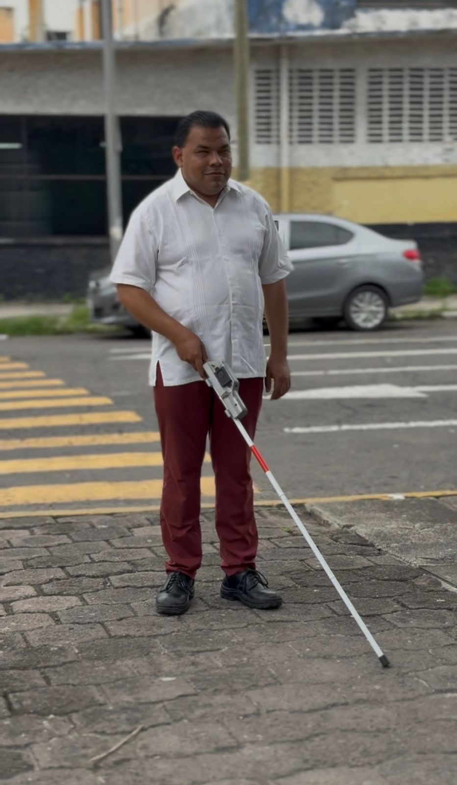Tester usando el bastón BastonLuzIA en calle urbana