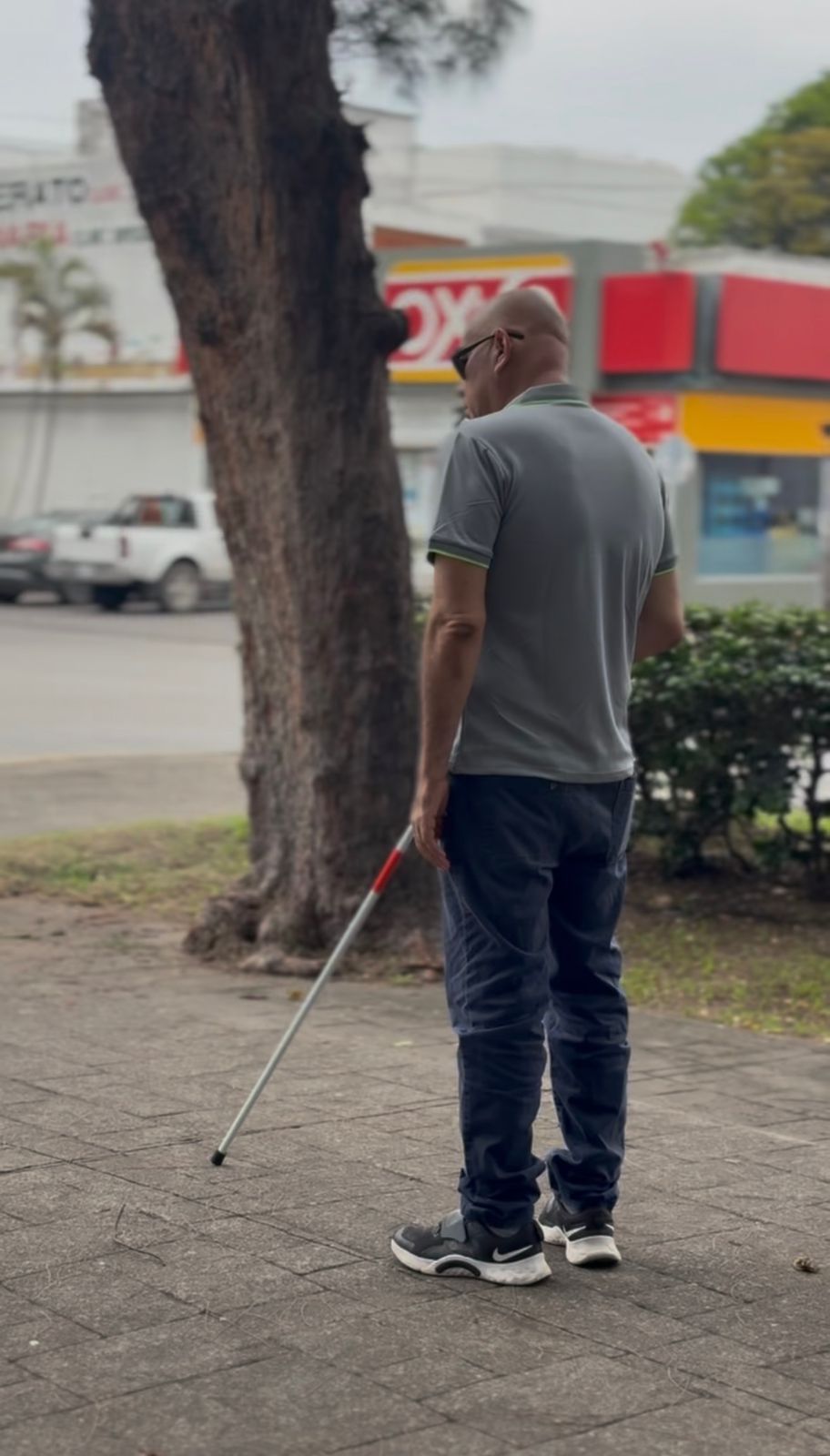 Tester caminando con el bastón BastonLuzIA sobre banqueta